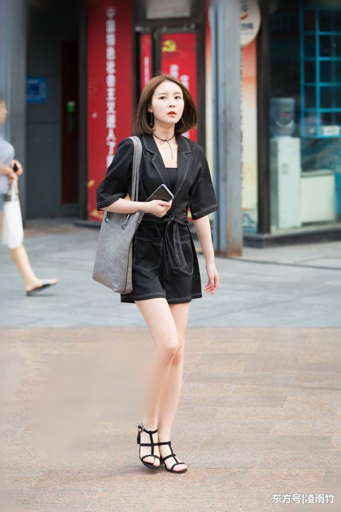 街拍:颜值高精致的小姐姐出行穿搭,凹凸有致有型又有范