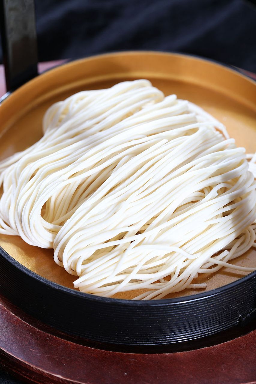 第一种含钠量高的面条,含钠量越高,面条就越白,更容易储存,而且对人