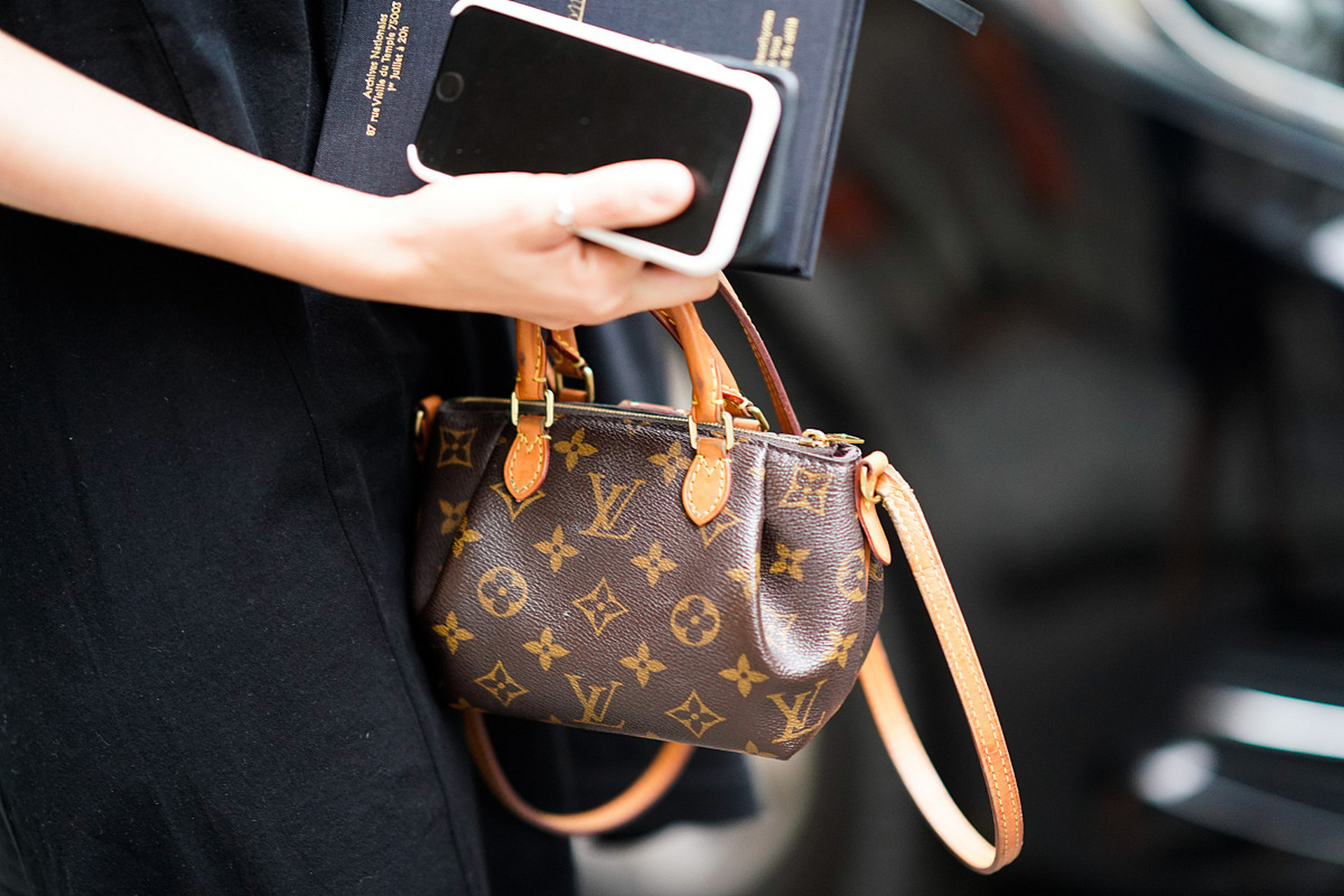 lv的neverfull包款以其简洁大方的设计,实用舒适的特点,耐磨耐用的