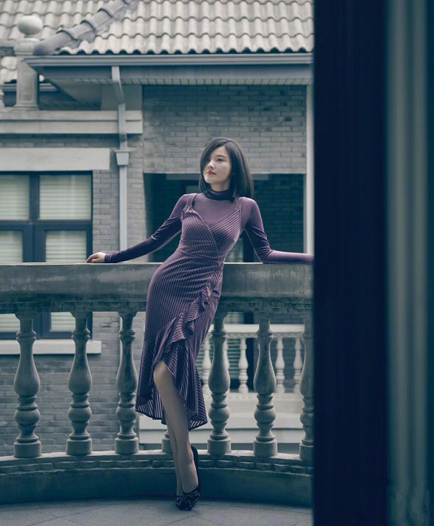 杨子姗复古大片太美了,五官精致身材迷人,网友:越来越美