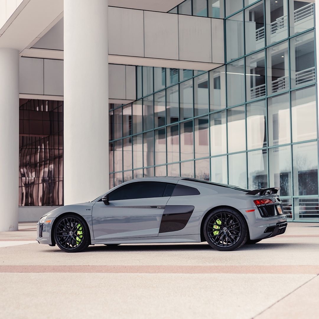 水泥灰色的奥迪r8