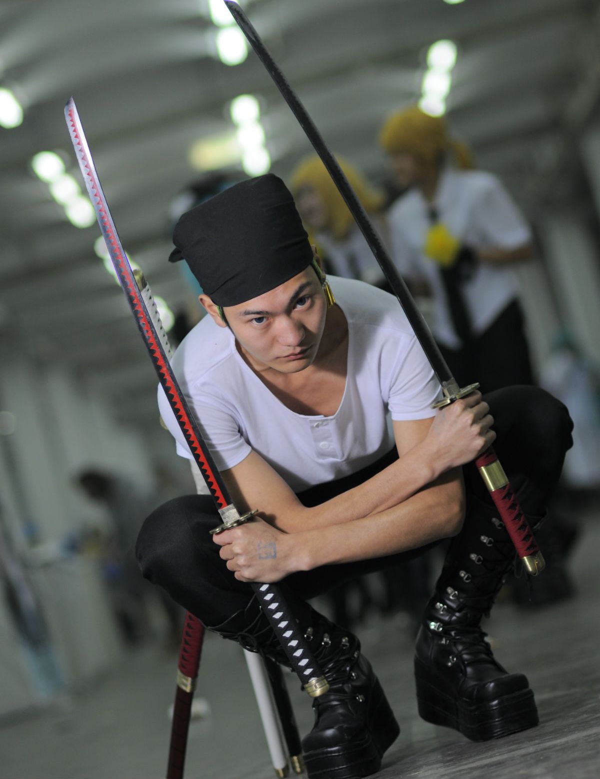 泰国廉价cos哥又来了,这次的索隆神还原,看到他的绿藻头笑喷了