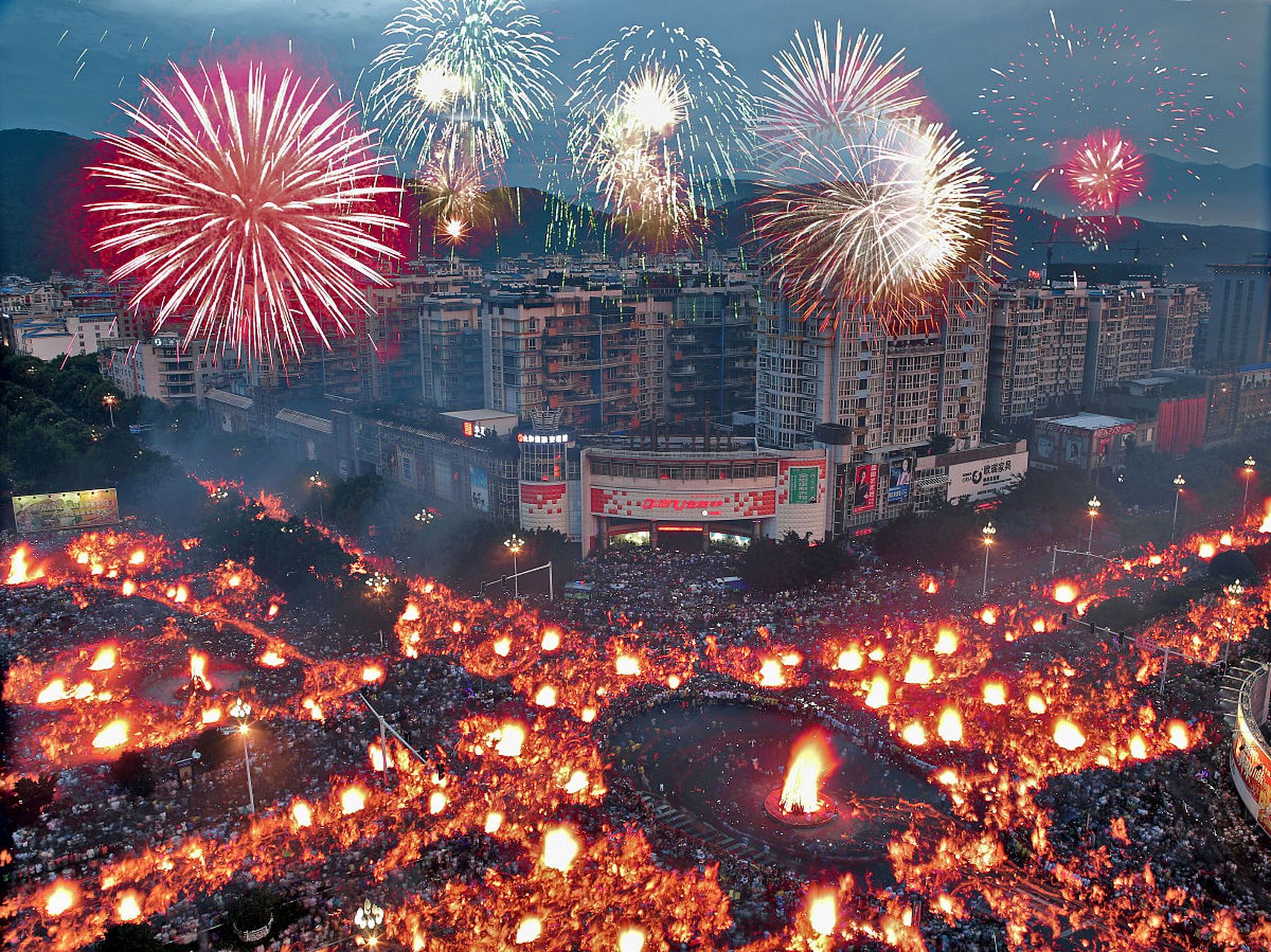 六月二十四日,纳西族火把节,这是大家去祭火路上.#旅行