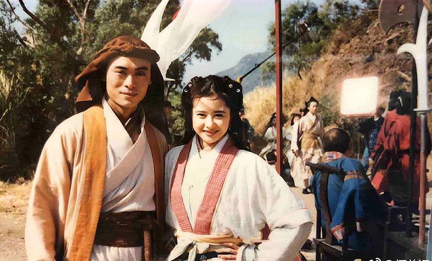 黄日华版《天龙八部》罕见幕后照曝光 李若彤何美钿比
