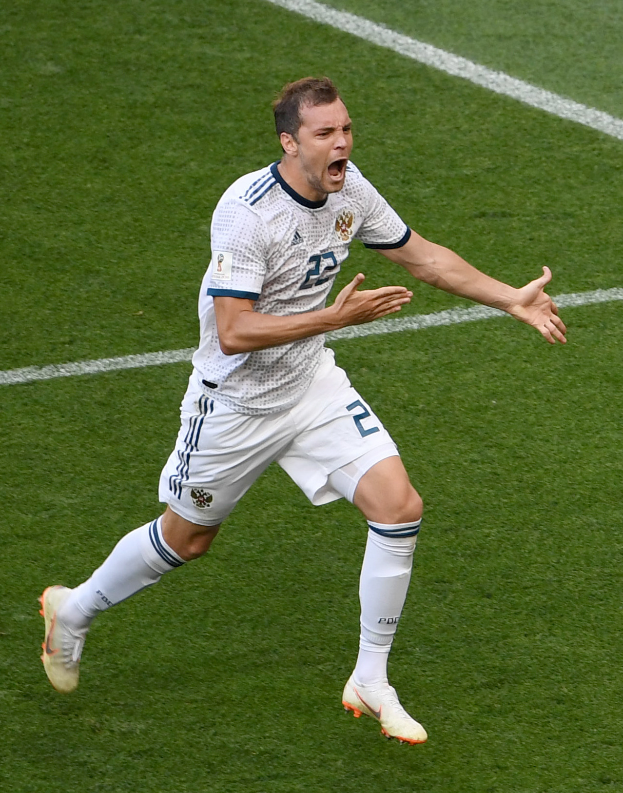 足球——八分之一决赛:俄罗斯队久巴点球破门(19)