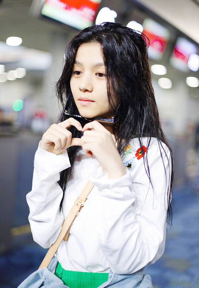 春夏果然是一股清流!机场素颜任性,头发没吹干就出门,裤子亮了