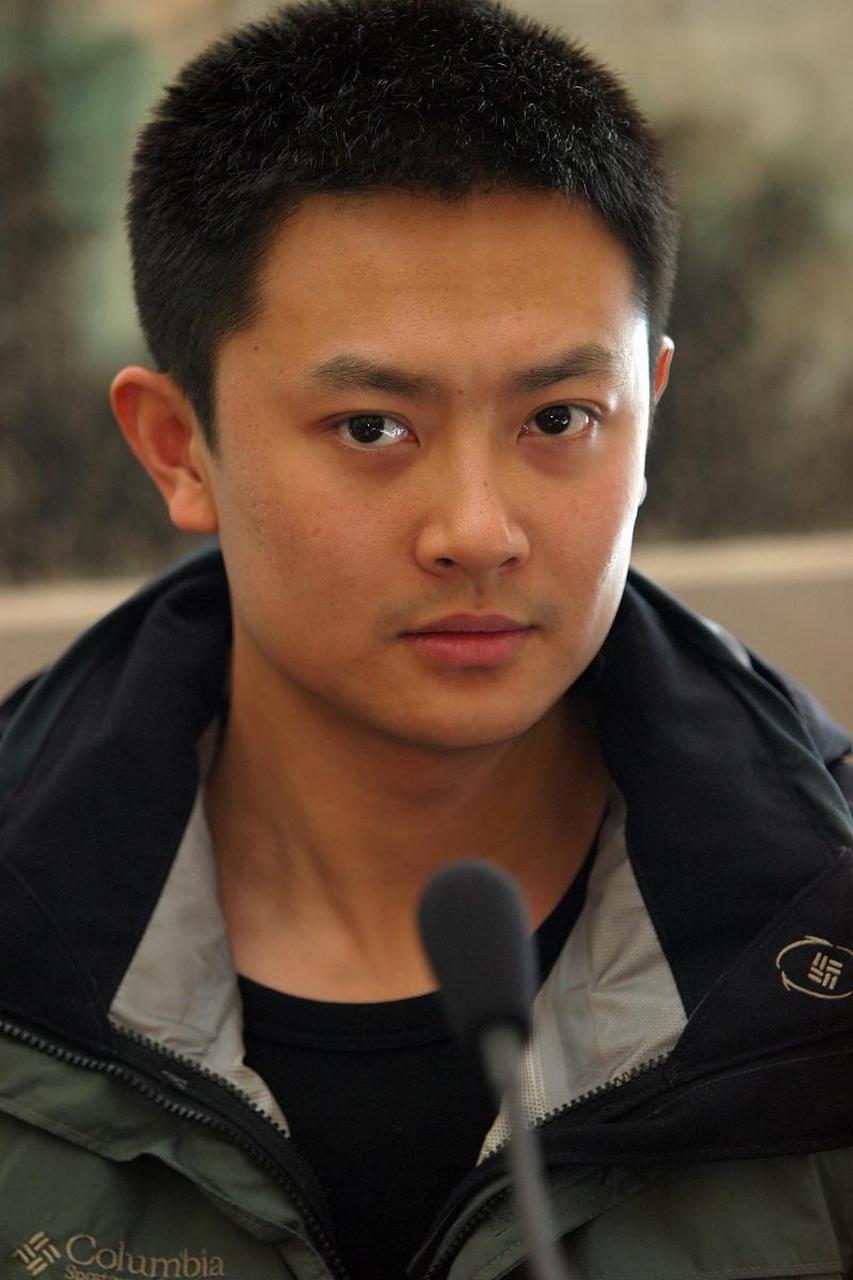 当年印小天在拍戏中认识了年轻漂亮的哈琳娜,互生情愫,哈琳娜告诉他