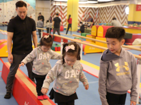 奥运冠军杨威的双胞胎女儿,互相压腿做仰卧起坐?动作呆萌超有爱