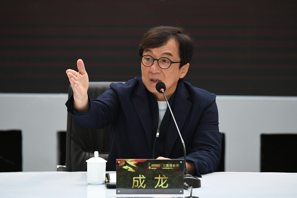 记得小时候,咱们70后哪知道什么电影拍摄,只把成龙当作会武术的大英