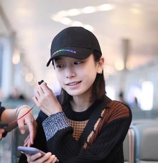 "明玉小可爱"姜梓新穿毛衣显娇滴滴和粉丝热聊共享耳机笑颜如花