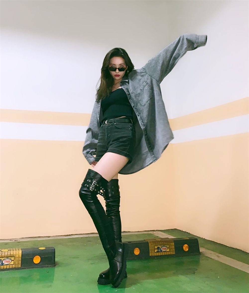 服了宣美的身材,超短裤 长筒靴穿出"腿精",不愧是南韩第一腿