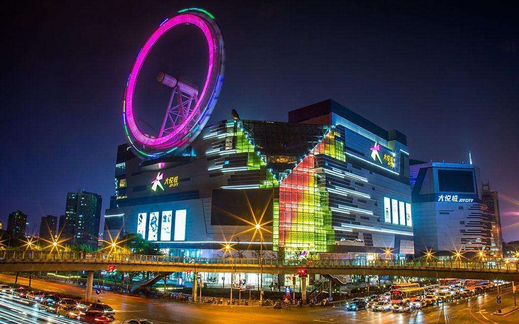 这个雕塑是在西安的大悦城内,这是属于一个商场,商场为了吸引游客前来