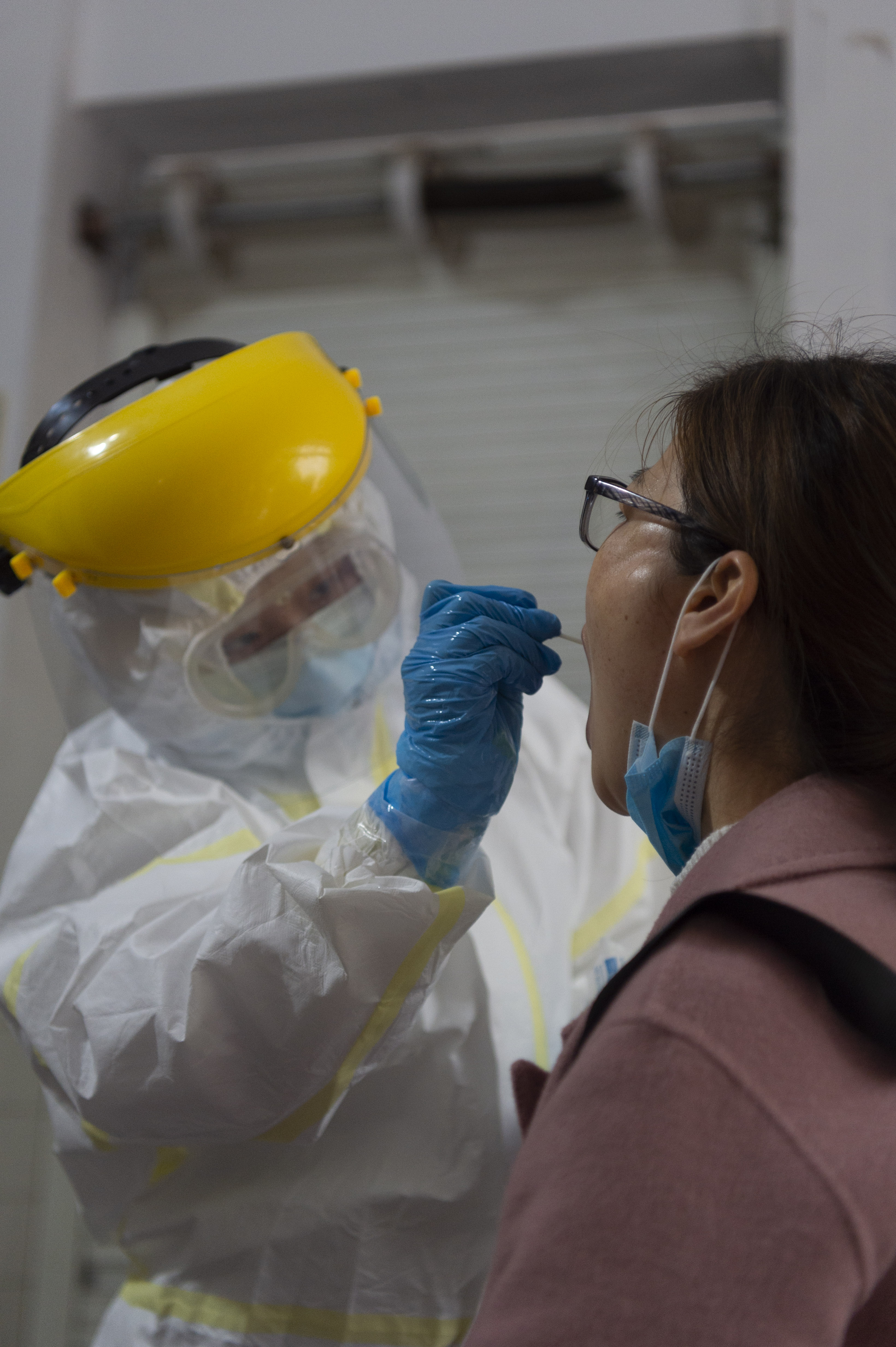 湖北襄阳城区初三高三教师接受核酸检测