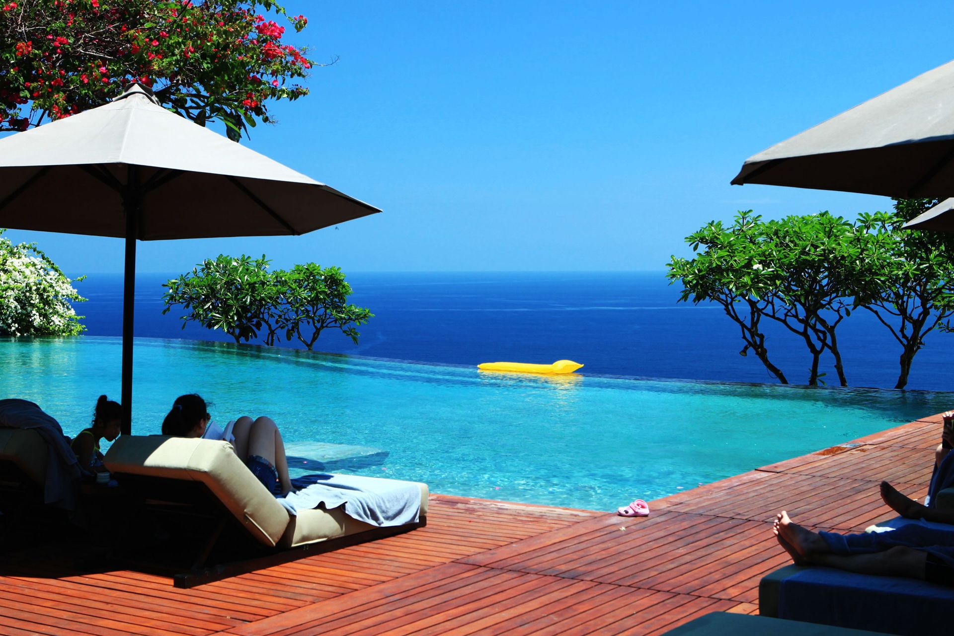巴厘岛是世界著名旅游岛,海滨浴场里万种风情,景物甚为绮丽壮观