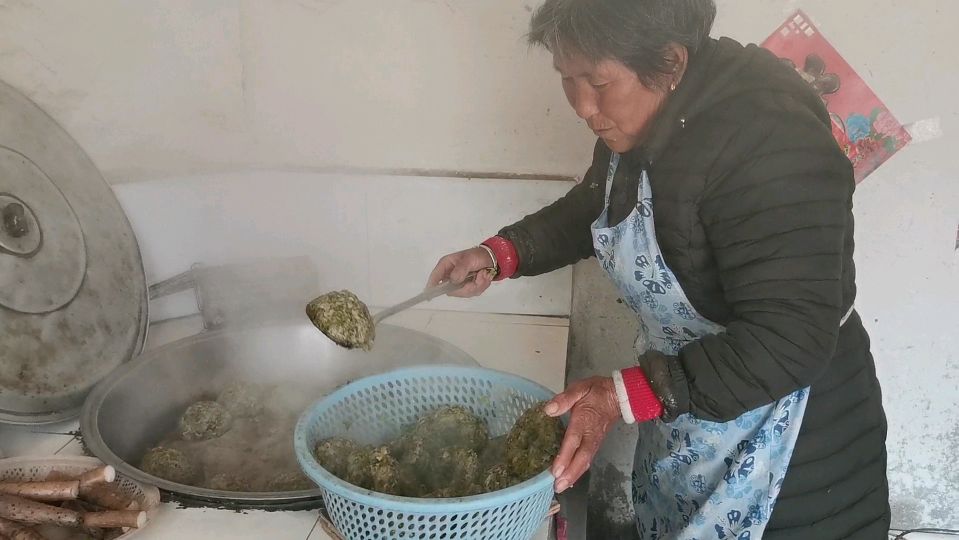 农村70岁奶奶蒸榆钱窝窝,满满一大锅真香,小时候的味道