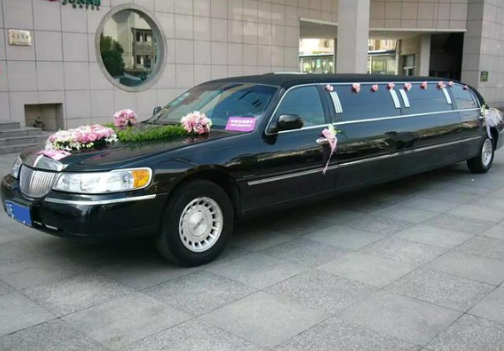 国产加长版"林肯"礼宾车,豪华包厢只卖30万,性价比碾压众豪车