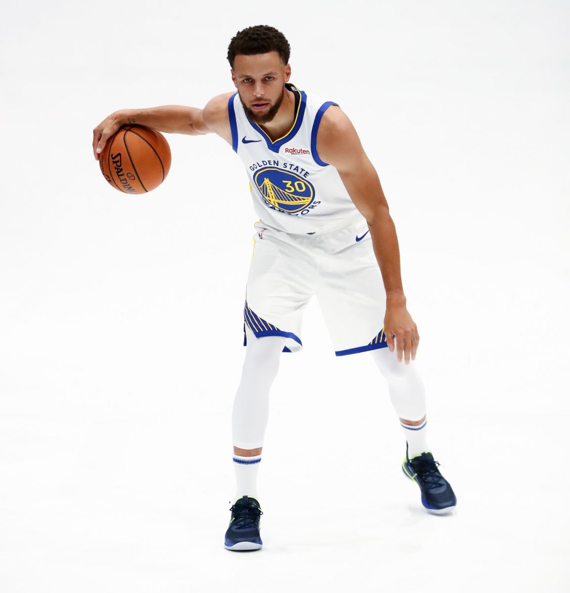 新赛季新球馆新气象!勇士官推发布球队拍定妆照的现场照