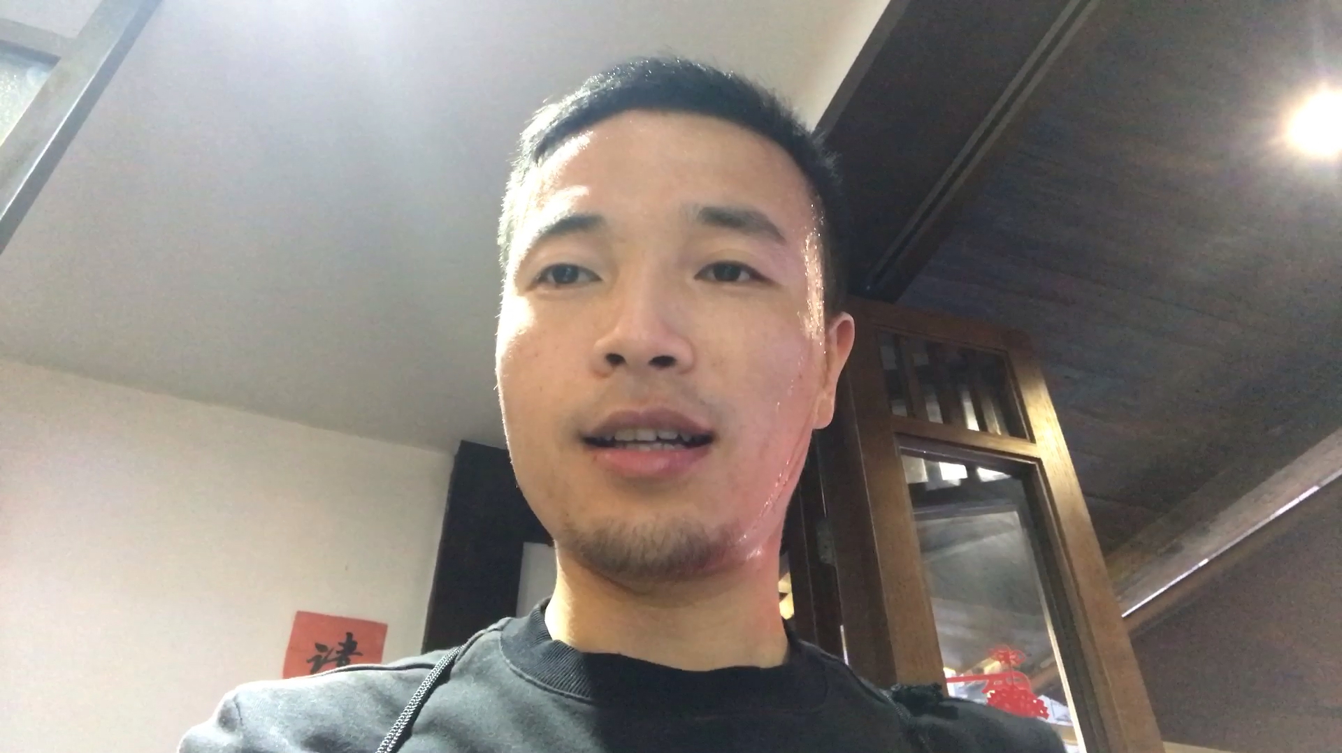 吃着老面馆的面,看着一面墙的几十年前的老门牌、老照片回忆满满