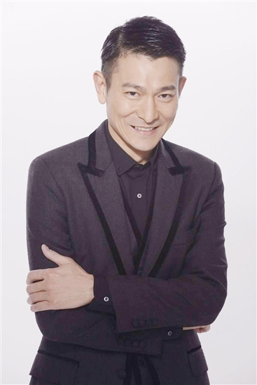 他因得罪刘德华被当街泼粪,抑郁八年,被豪门抛弃,今成北大硕士