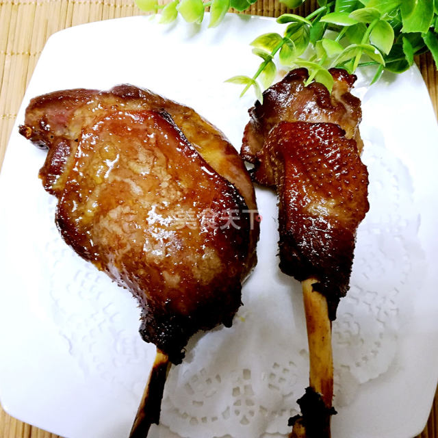 秘制烤鹅腿,色香味都超级一流,真的是太美味了