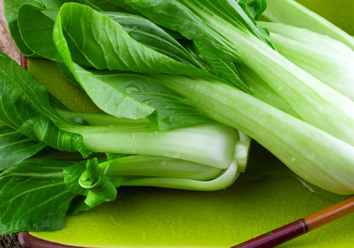 铁锅中的油青菜,装入盘中,锅中并没有剩下多余的油水