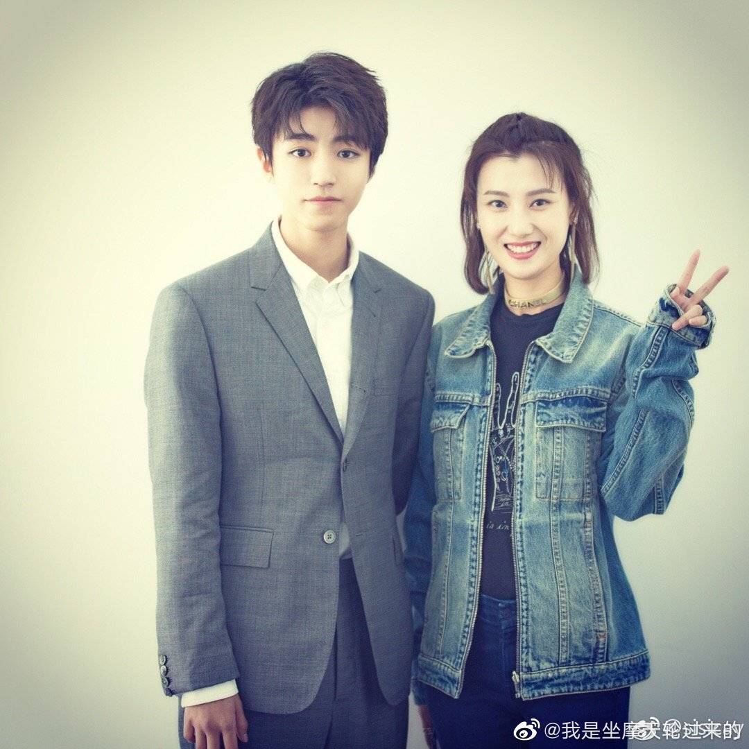 粉丝集合合照里的王俊凯,别人镜头下的小凯依旧帅气