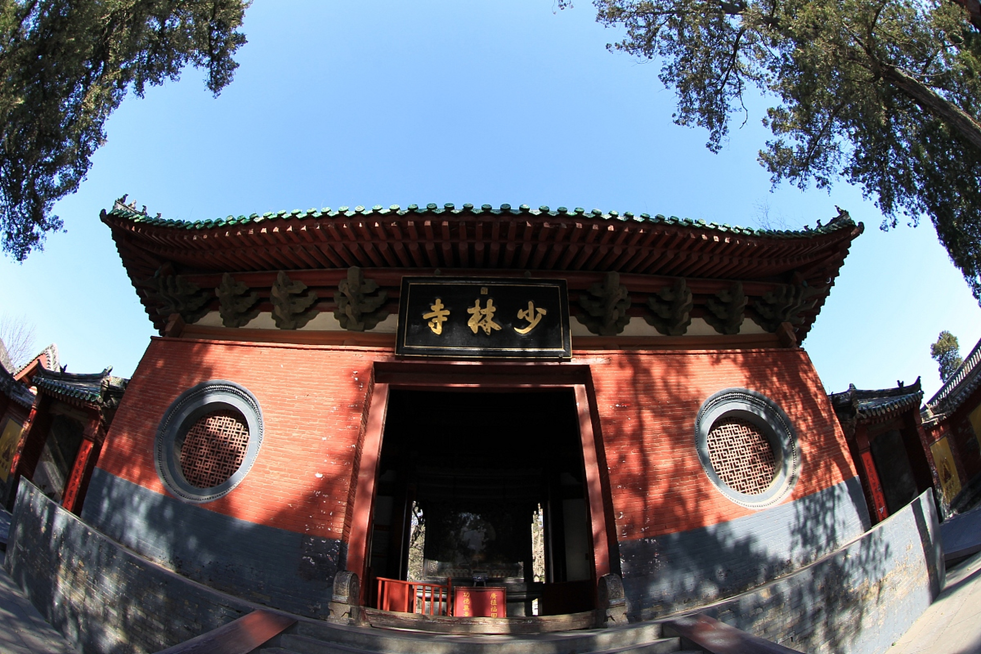 一提起圆融寺,想必大家脑海里首先浮现的就是它那古朴庄重的寺庙