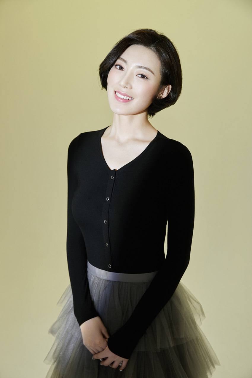 何美璇复古写真曝光 知性优雅不失俏皮