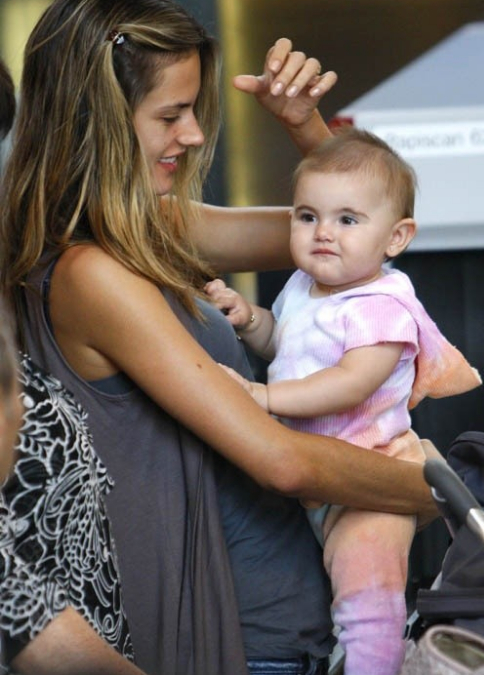 维密超模aa,女神解锁各种抱娃姿势,最后一张美翻了!