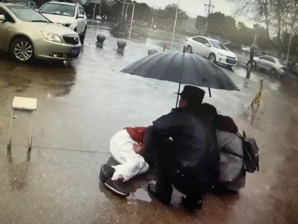 【暖警】六旬爹爹雨天滑倒受傷 警民撐傘聯手救助脫險