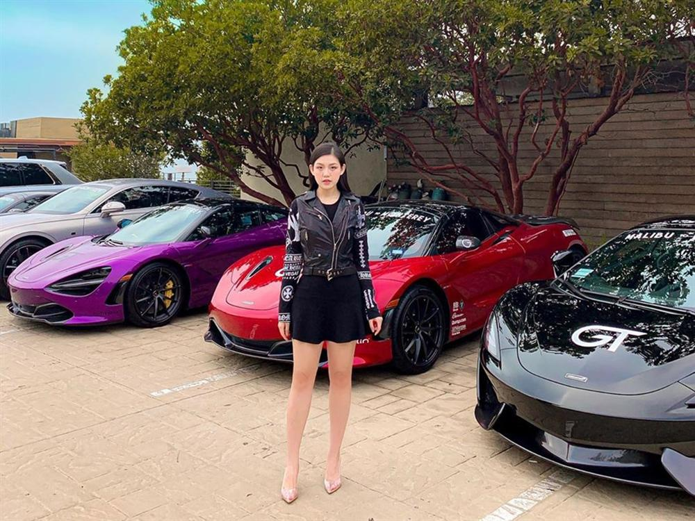 富二代女孩家中有50多辆超级跑车,经常网上晒照引网友热议