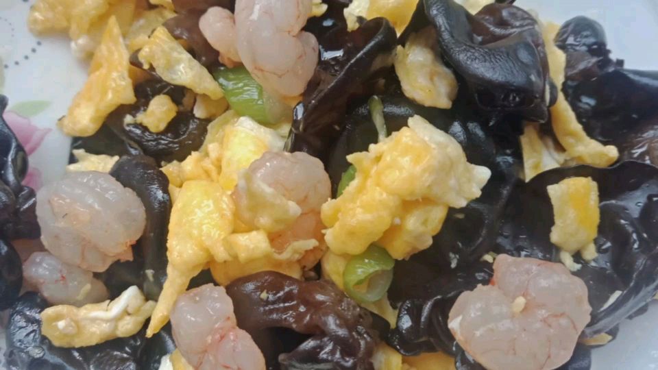 木耳虾仁炒鸡蛋家常版,营养丰富色香俱全,待客必选美肴