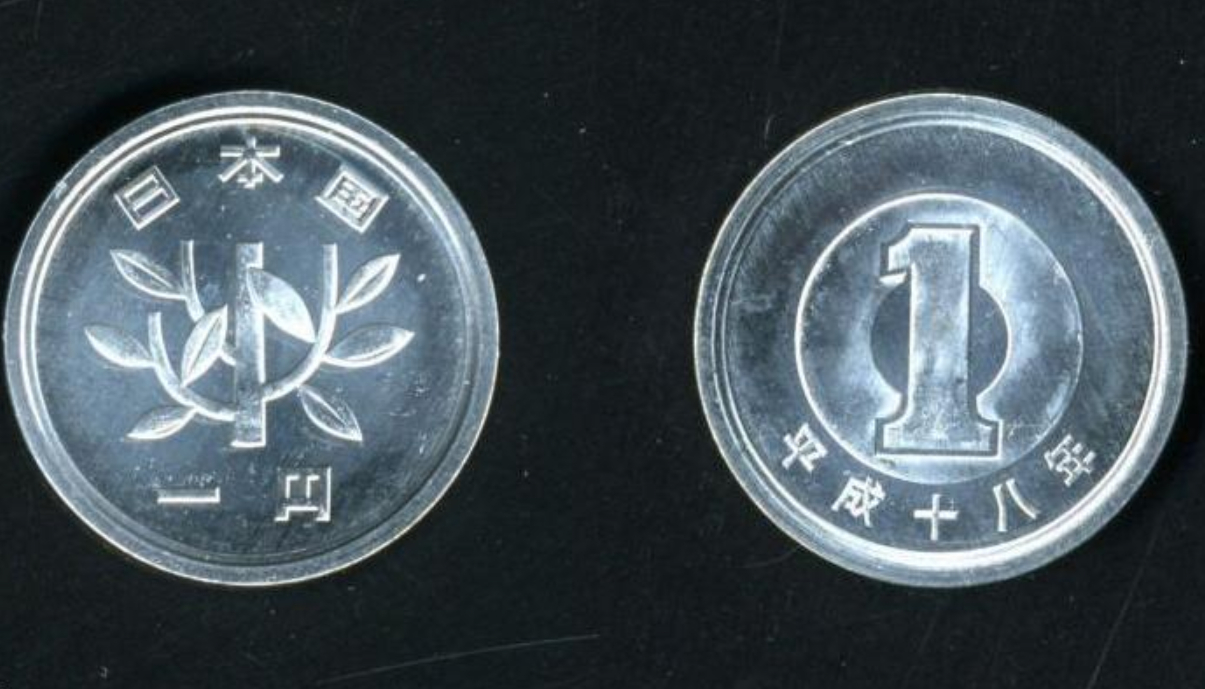 这是面额五千日元的钱币,约合301元人民币,钱币正面人物为樋口一叶