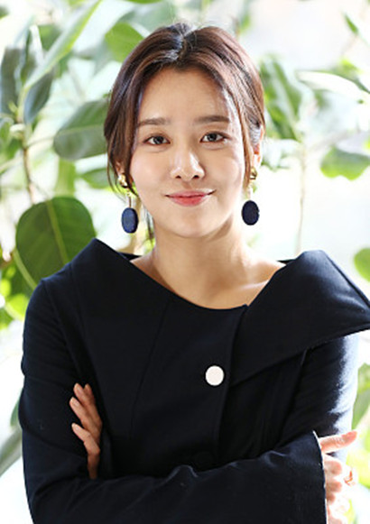 车珠英最新写真曝光展优雅气质,托腮撩发散发成熟女人味