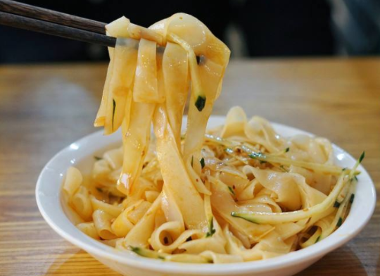 你家面粉还有吗?跟我妈学做凉皮,不和面不洗面,好吃得想哭