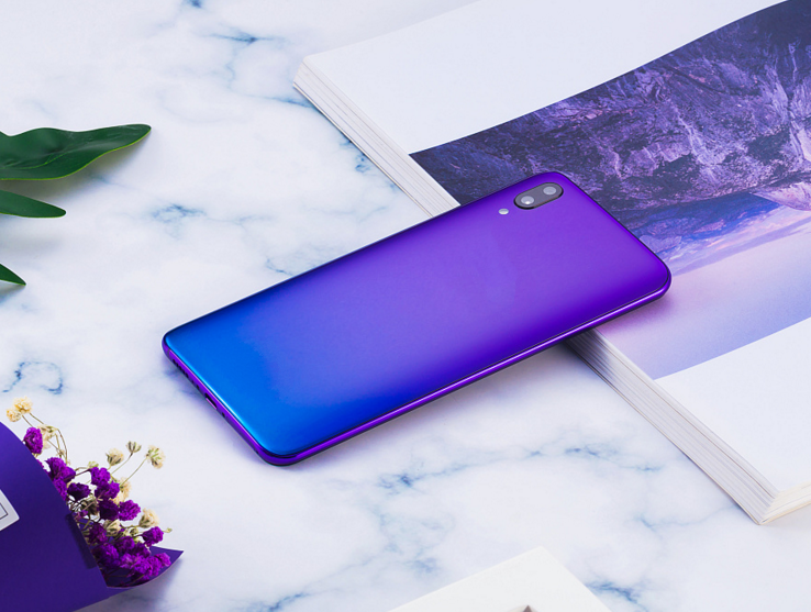 这款手机就是糖果c21,糖果c21正面搭载了一块6.