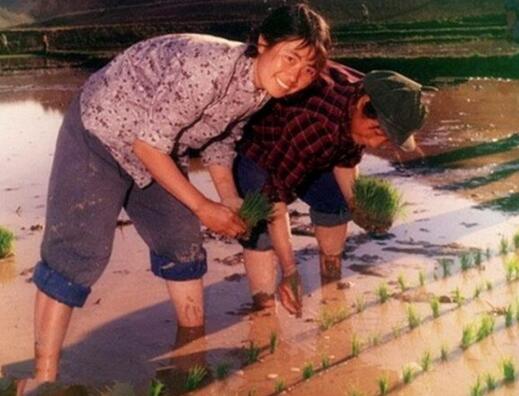 老照片:60年代农村女人,第一张笑起来太美了!