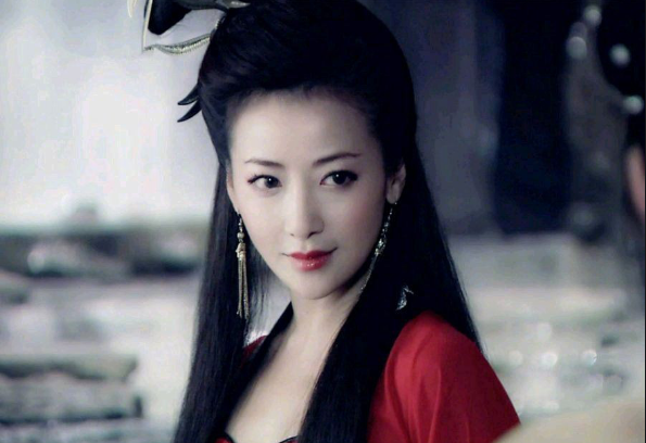 她曾是华谊最赚钱女星,出道19年不火,嫁小6岁男星却被叶璇吐槽