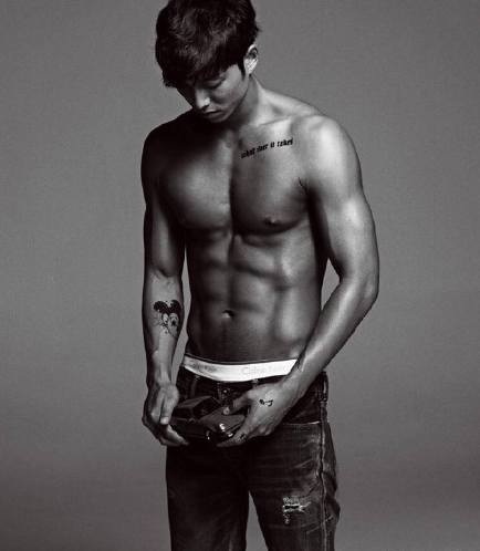 电影《釜山行》男主孔刘黑白风格肌肉写真来啦 你们又有新老公了