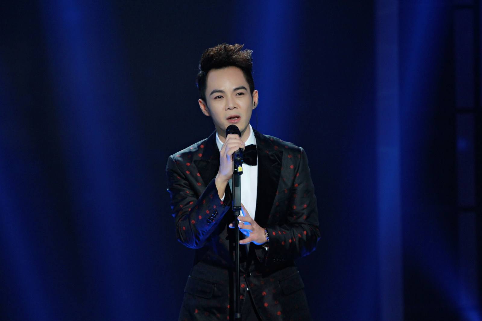 邓养天一个优秀的男歌手,完成自己的梦想坚持自己的音乐