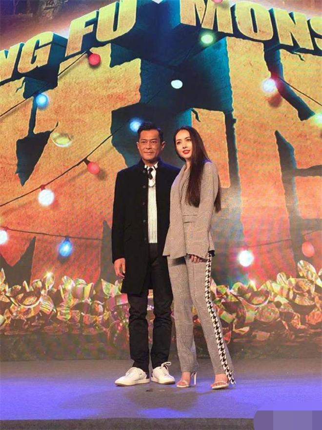 古天乐发微宣传新电影,郭碧婷的大腿却成功抢镜,网友:能理解