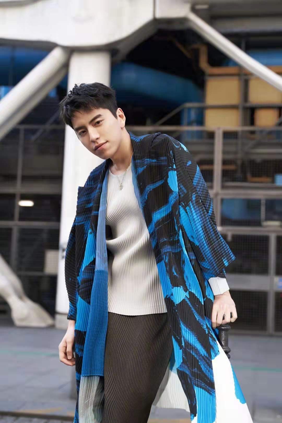 王大陆巴黎男装周看秀,蓝白色和风外套,飘逸帅气引领时尚