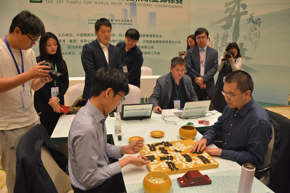 12月25日,首届天府杯世界职业围棋锦标赛三番棋决赛第二局在成都秦皇