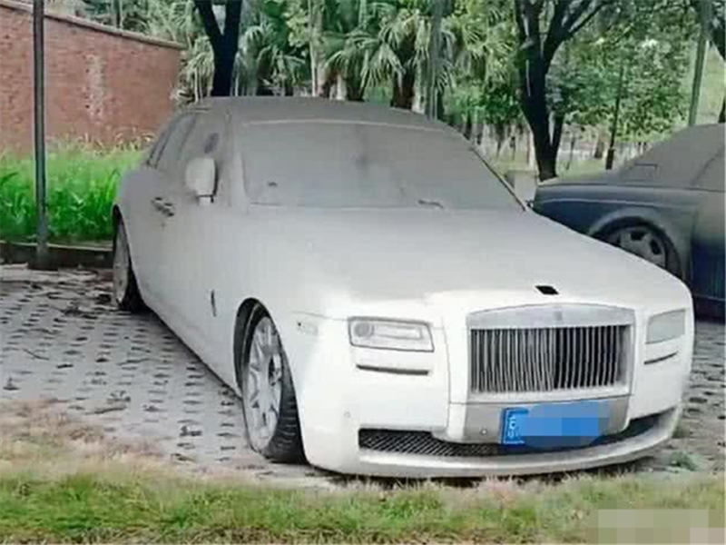 北京某院内停满"僵尸车"?百万豪车占一半,有钱人真会玩!