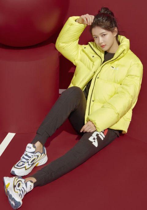 金裕贞穿羽绒服搭牛仔裤,这个组合真学生气满满