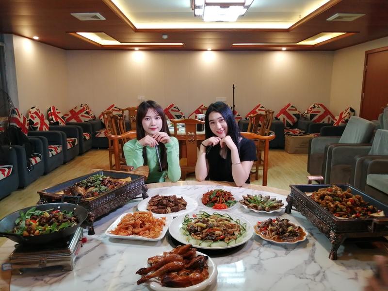 美女看着一桌很有特色的菜,犯愁了,吃得完吗?