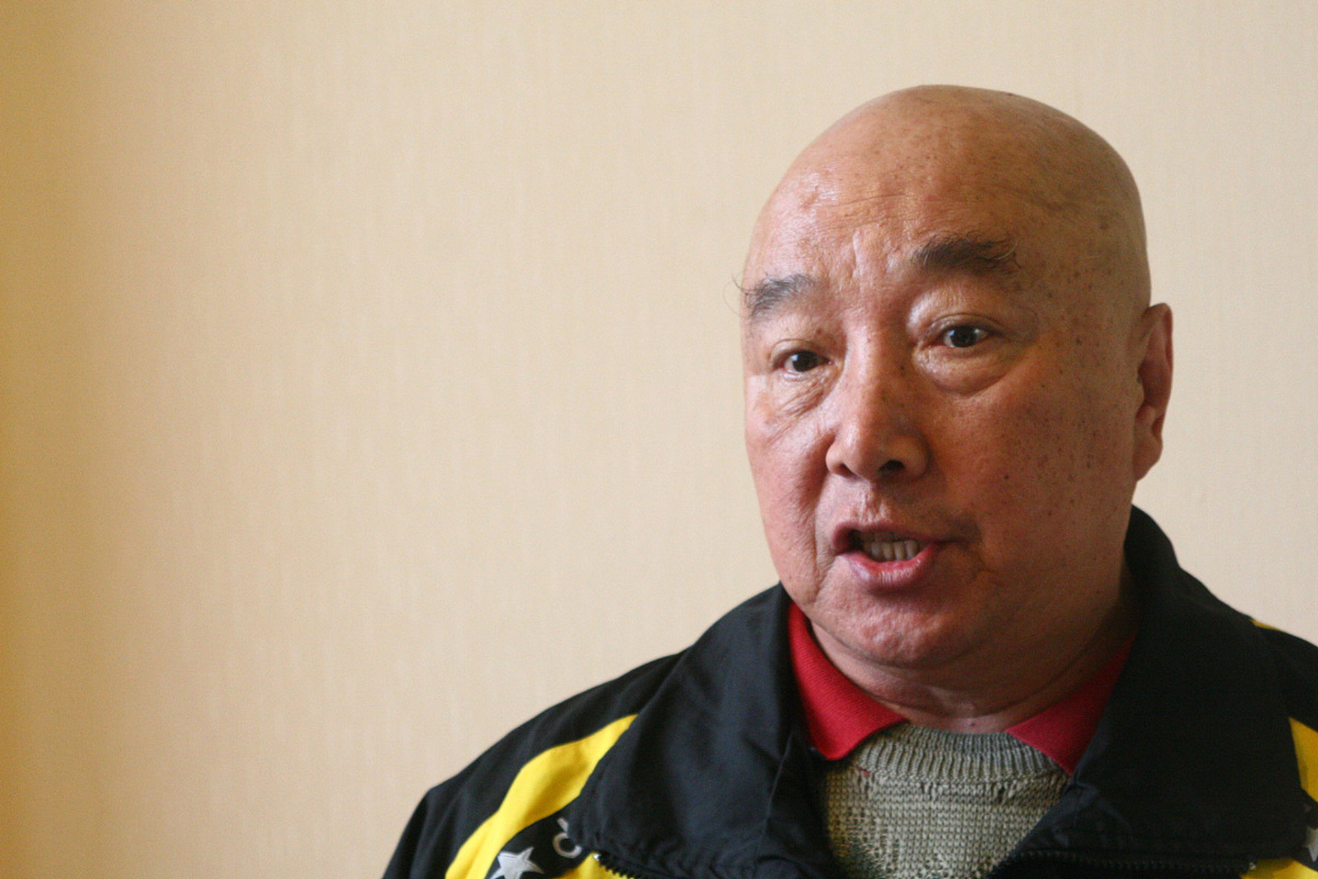 武打演员于海在片场休息的时候,计春华讨厌,非要撩撩他,从后面一会捅