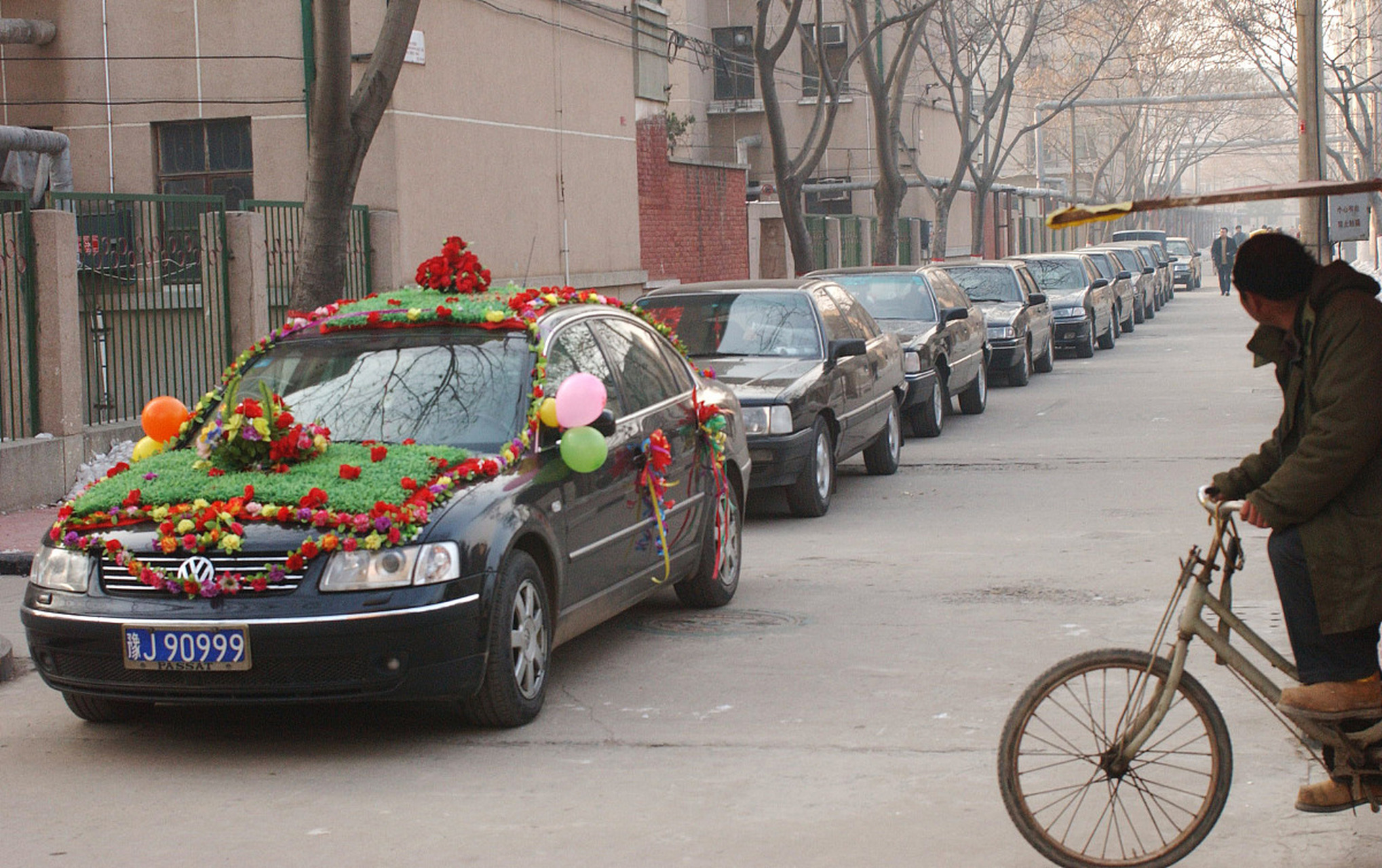 河南商丘,网传新娘结婚当天,听信闺蜜的建议,在下车前要求新郞给2.