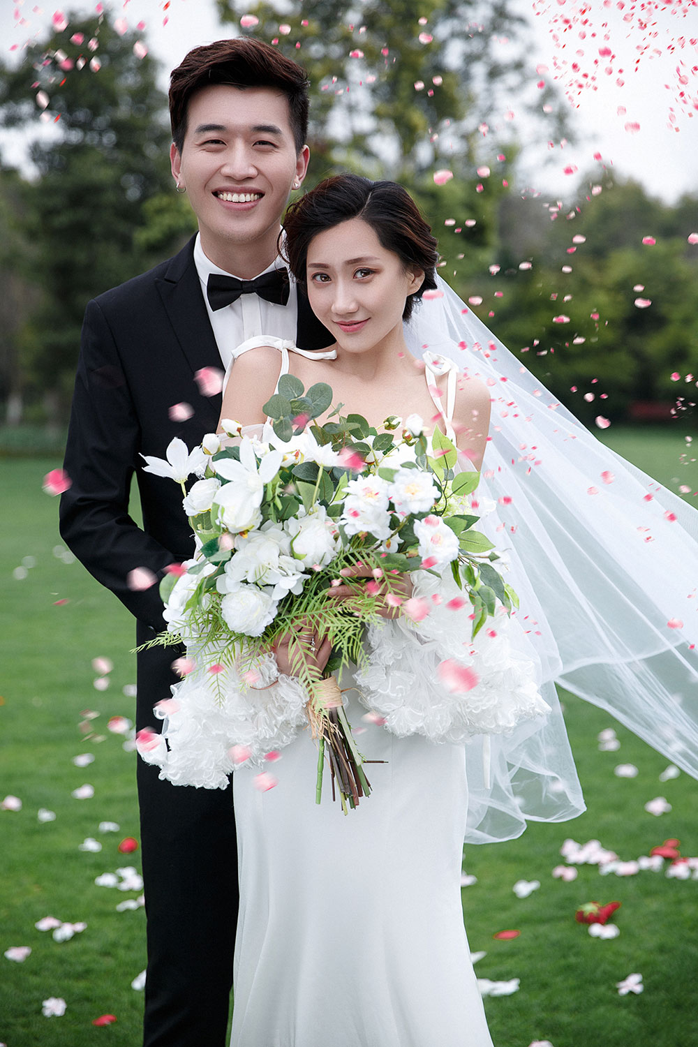现在没点创意都不好意思拍婚纱照