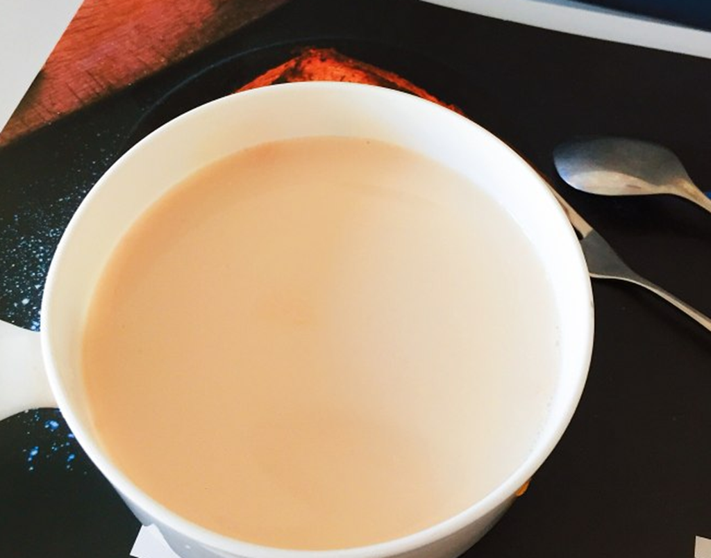 一杯牛奶一勺茶叶,成本2块钱,奶茶十分钟搞定满屋飘香!